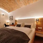 Otel Operna Klet 3*