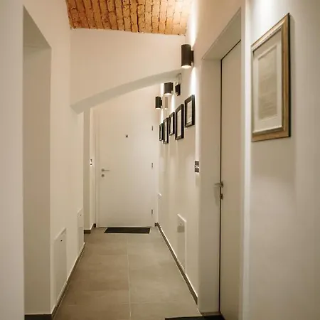 Отель Operna Klet Любляна