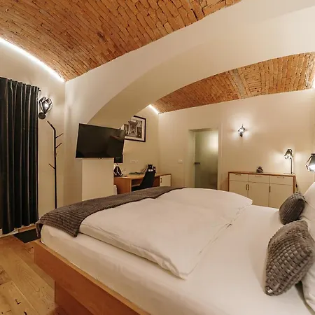 Отель Operna Klet Любляна